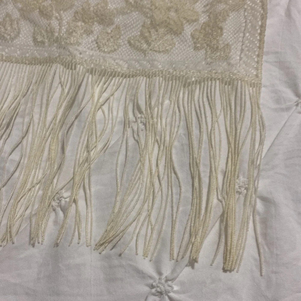 Vintage Cream Lace Decorative Jacquard Table Runner with Fringe! - Picture 3 of 3
